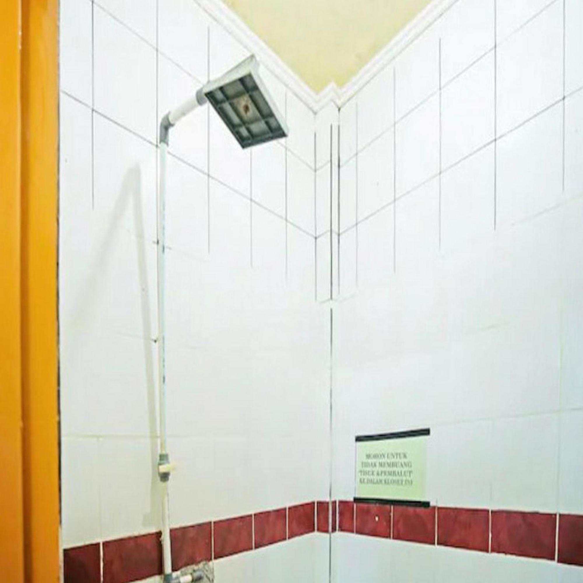 Wisma Pinggir Mitra Reddoorz Танджунг Пинанг Екстериор снимка