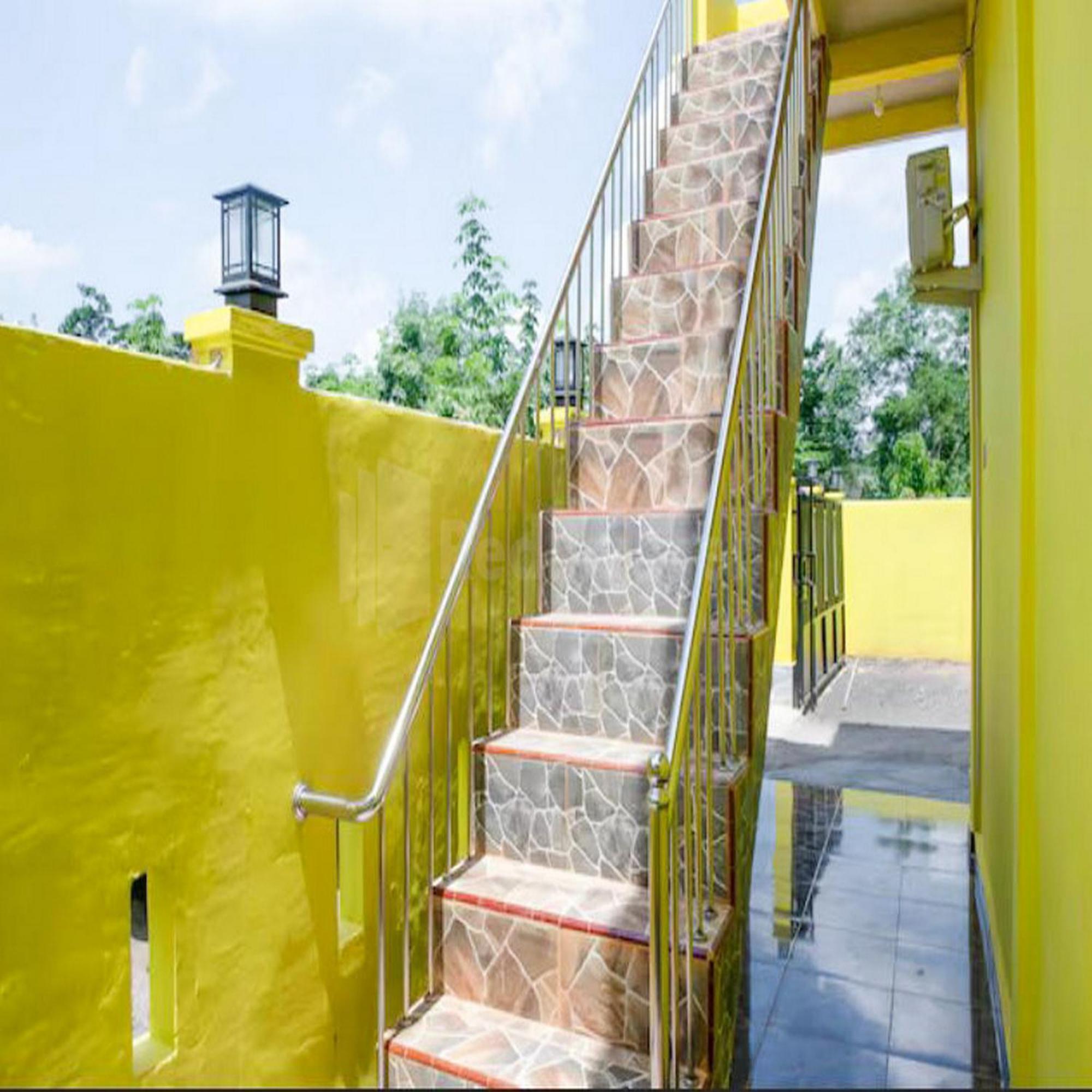 Wisma Pinggir Mitra Reddoorz Танджунг Пинанг Екстериор снимка